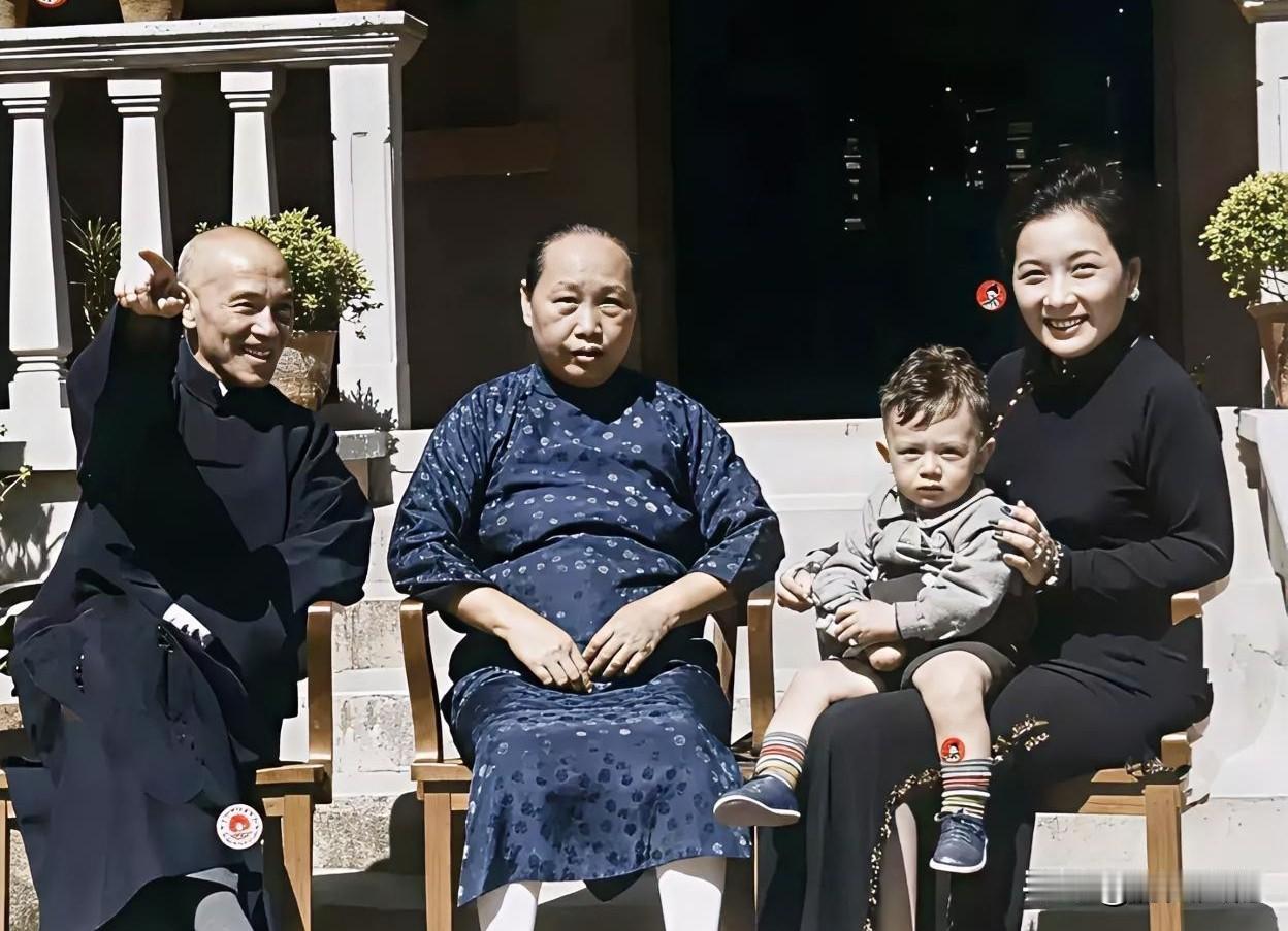 1937年奉化溪口文昌阁，蒋介石与原配毛福梅、宋美龄合影。二人都尊称毛福梅为大姐