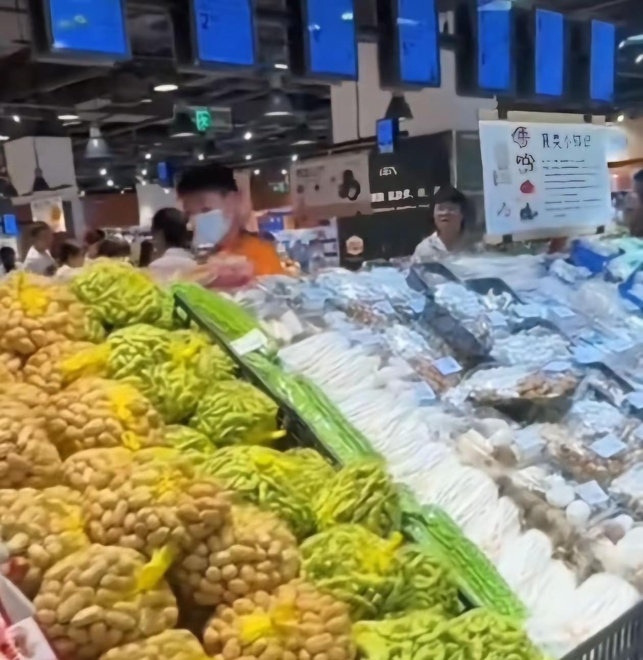 因为涨门店价格结果丢失大客户的故事总算是有了一个真正意义上的范本。
胖东来决定年
