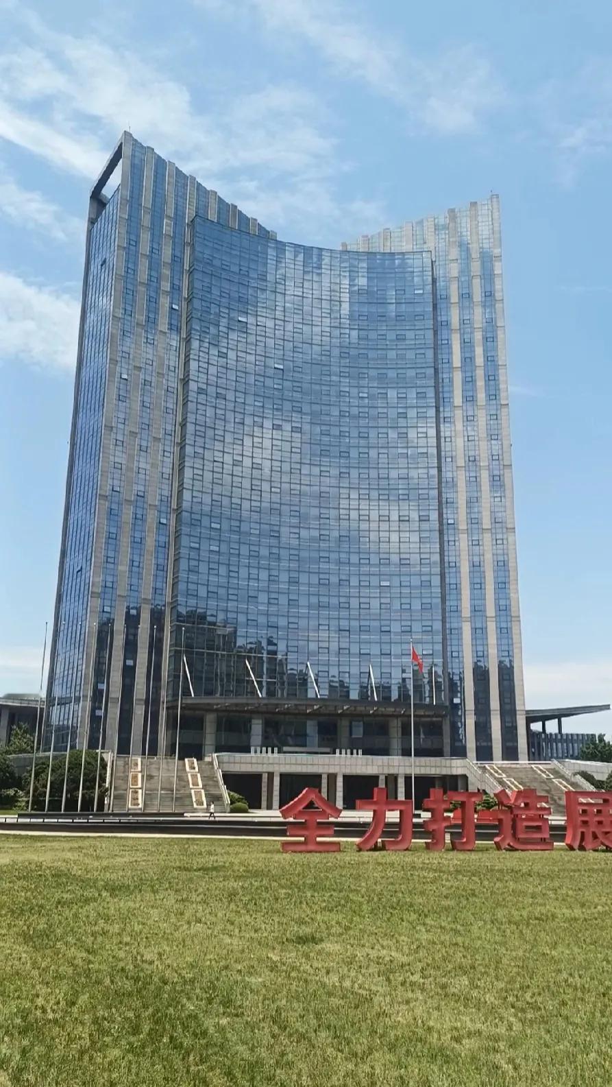 这是江苏苏州盛泽镇的镇政府大楼！也是我见过的镇政府大楼里面最气派的一个，盛泽镇也