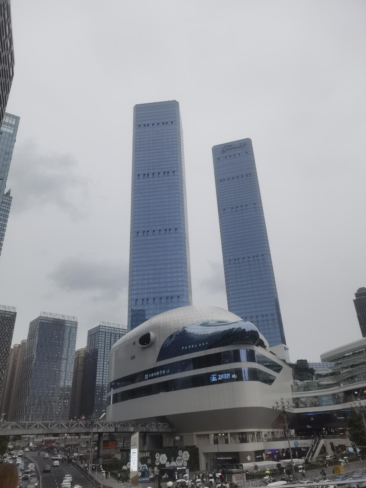 我认为快乐重要，快乐成长才有可能成为正常可用健康之人。要是成绩重要，孩子天天不快