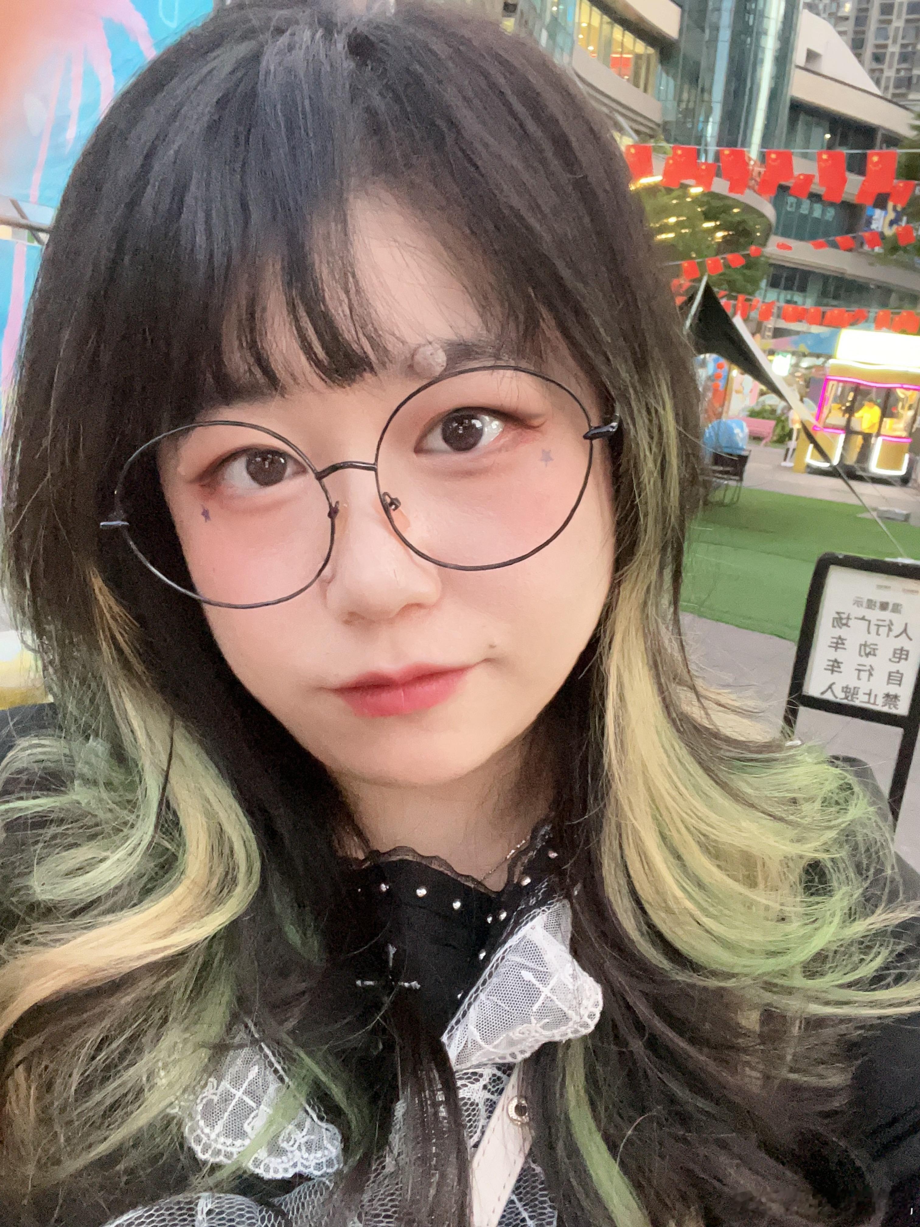 剪好刘海又能见人啦！美颜磨皮依然可见淤青黑眼圈🙉 ​​​