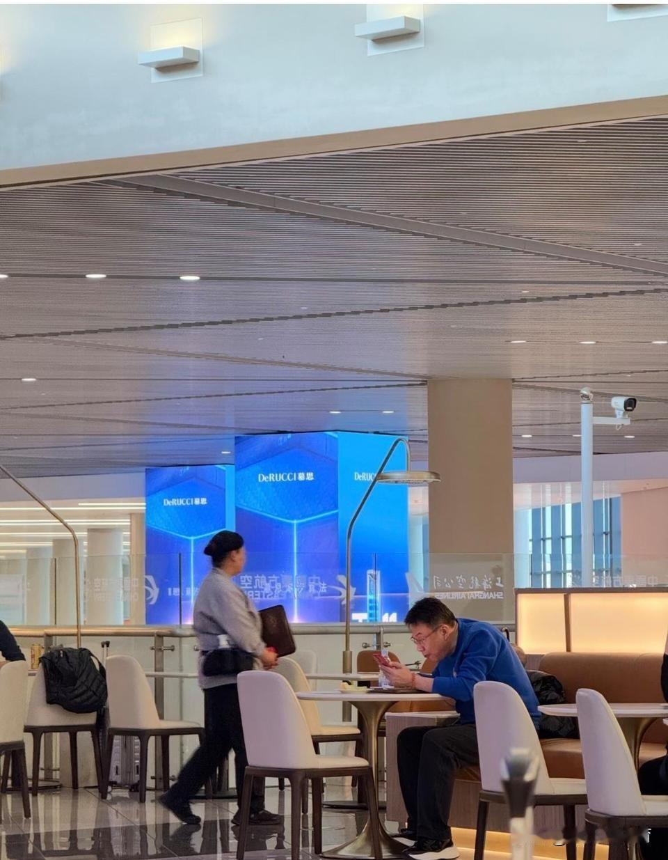 球迷在虹桥机场偶遇蔡斌。应该是蔡斌指导以上海女排主教练身份赴北京参加排超联赛技术