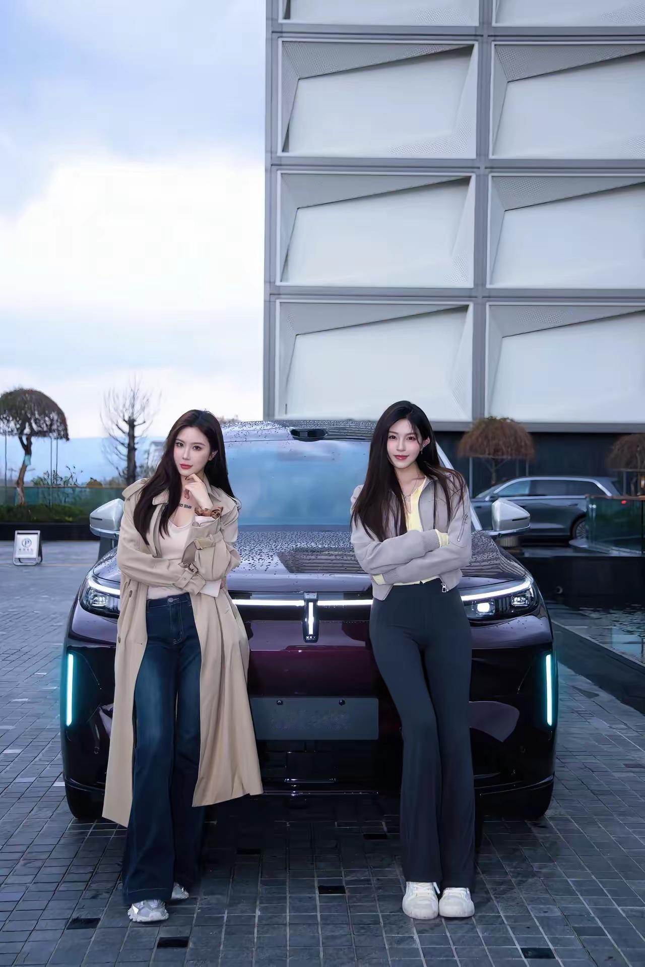 两个美女和魏牌的v9x，让你们来选倒是选左边的美女还是选右边的美女？还是选择后面