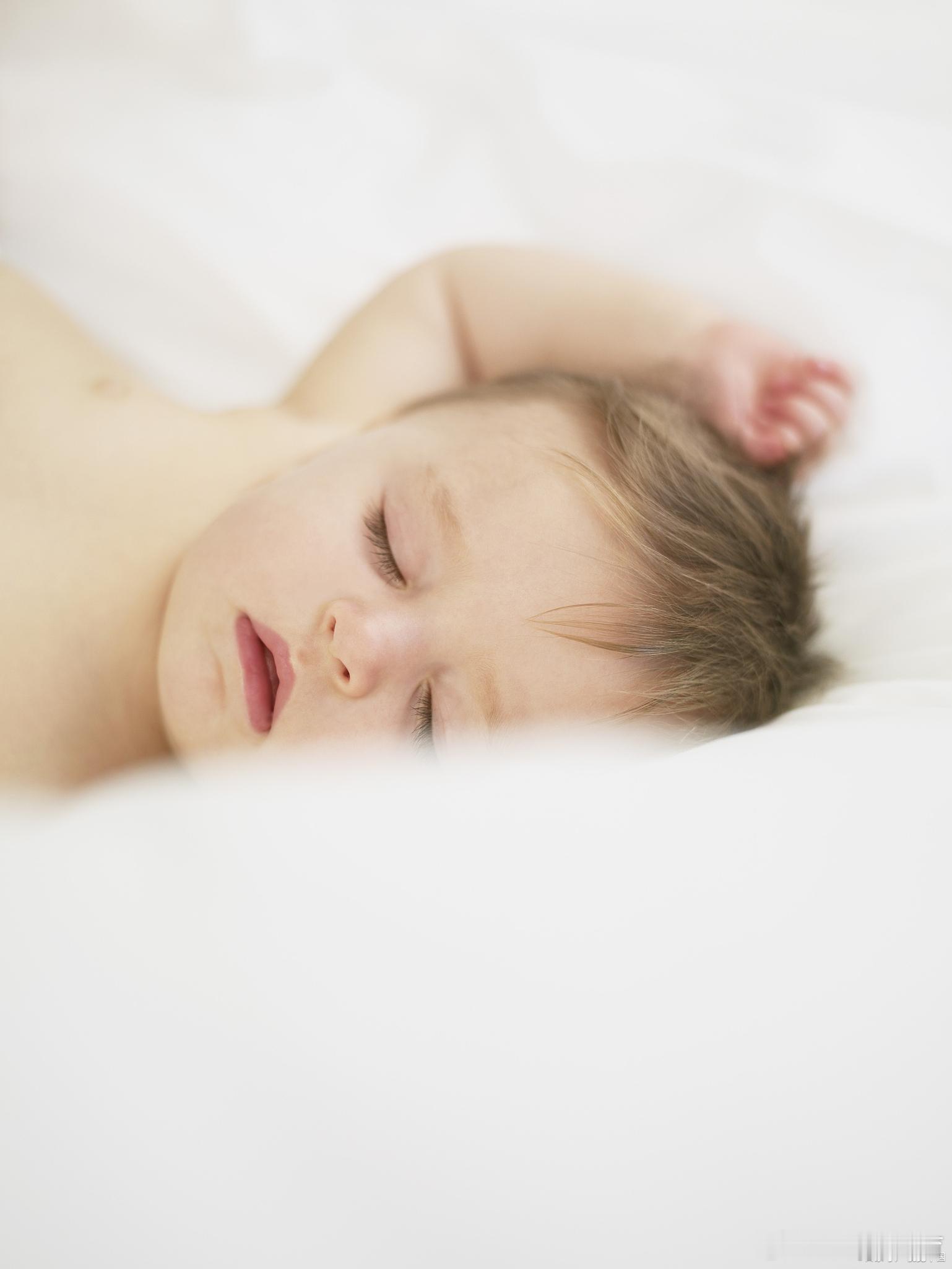 问：睡眠训练，可能会怎么样？ 宝宝睡眠睡眠训练享喂自主入睡  答：大多数宝宝在三