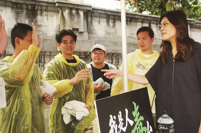 赖清德的麻烦躲不掉了！7月19日，台湾国民党4名新生代政治人物，带着折叠椅和饮用