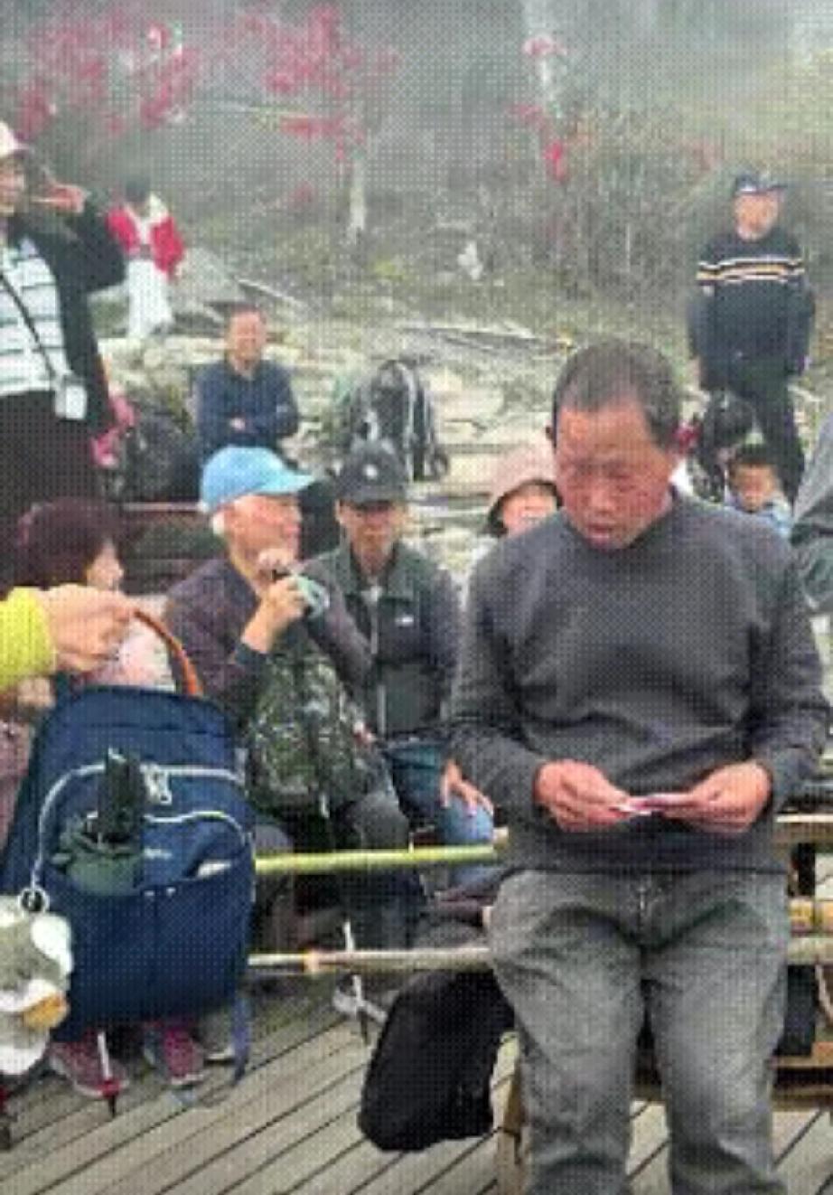 泪目！贵州梵净山，两名轿夫坐在路边，眼巴巴看着游客走过，没人停下。年轻女子路过时