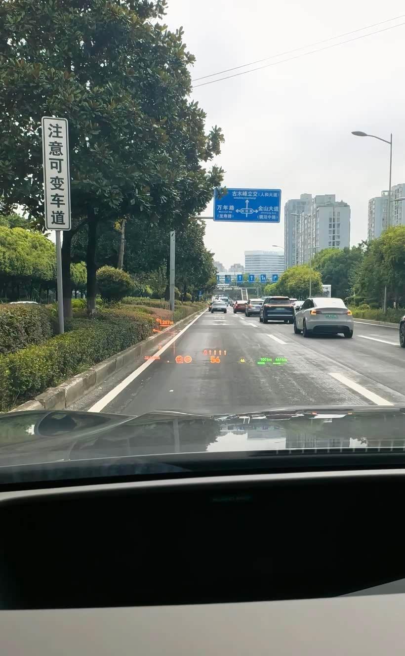奕境X9这车说实话我一开始没兴趣，图上看就是标准大六座，没啥新鲜感。路过展厅顺脚