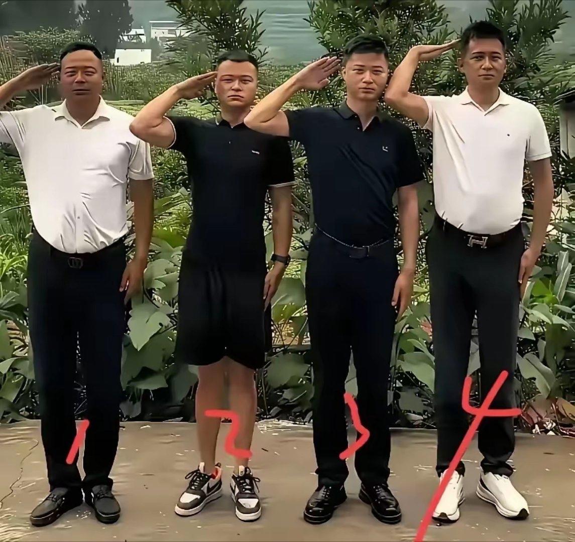 考考你的眼力，四个人中有一个当过兵，你看出了哪个当过兵？