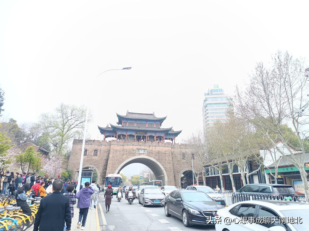 马拉松，马拉松比赛则因其参与人数广泛和对耐力的挑战而具有深远的影响力。它不仅是一