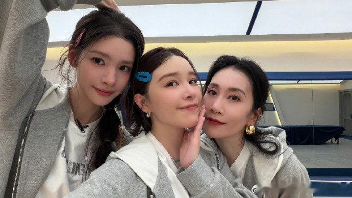 温峥嵘回复阚清子乘风2026凌晨三点的合照藏着努力，温峥嵘的回复满是认可，阚清子