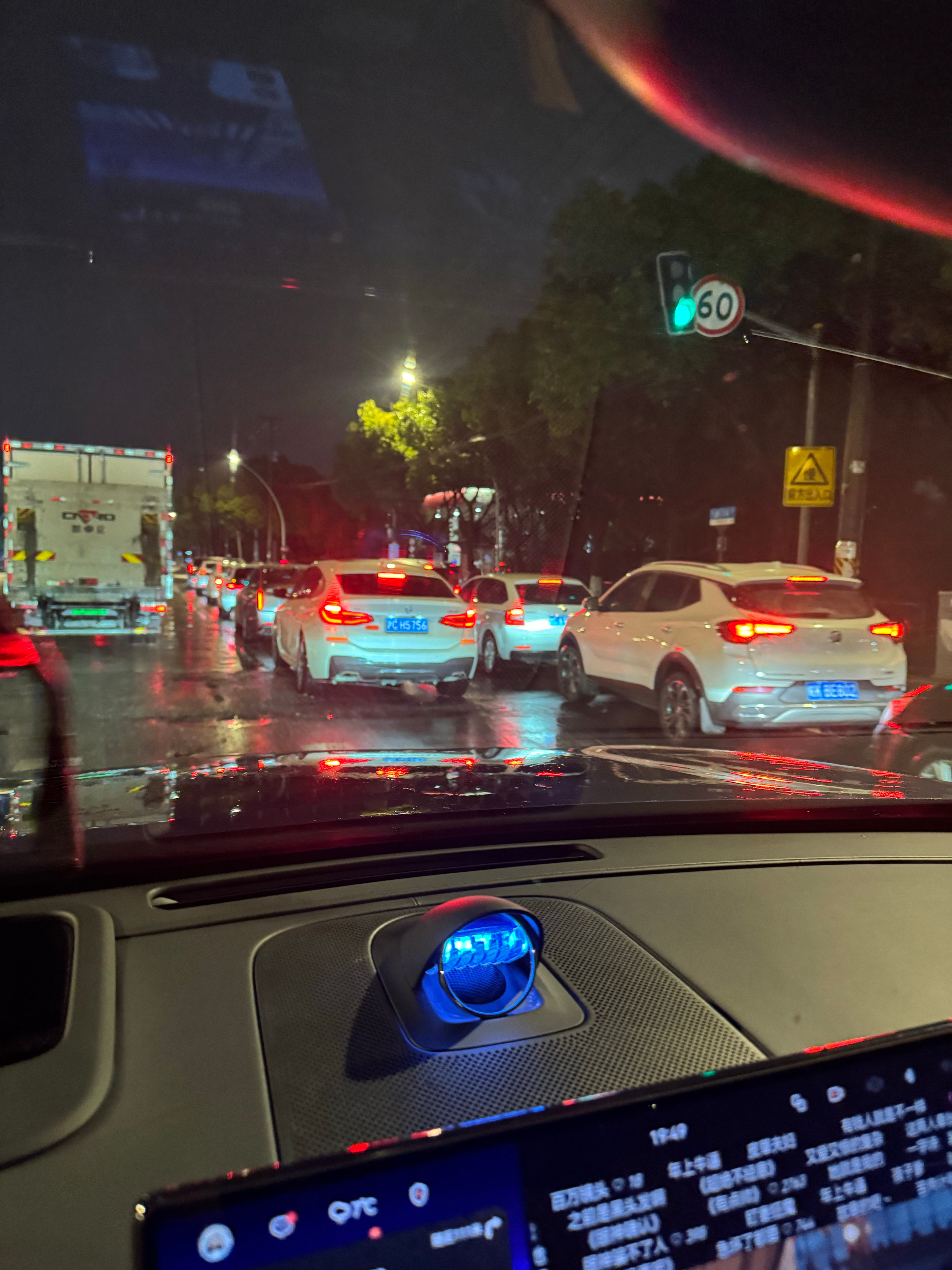 伊朗一说炸油田，加油站的人又爆满了价格是一方面，钝刀子割肉带来的这种不确定性是最