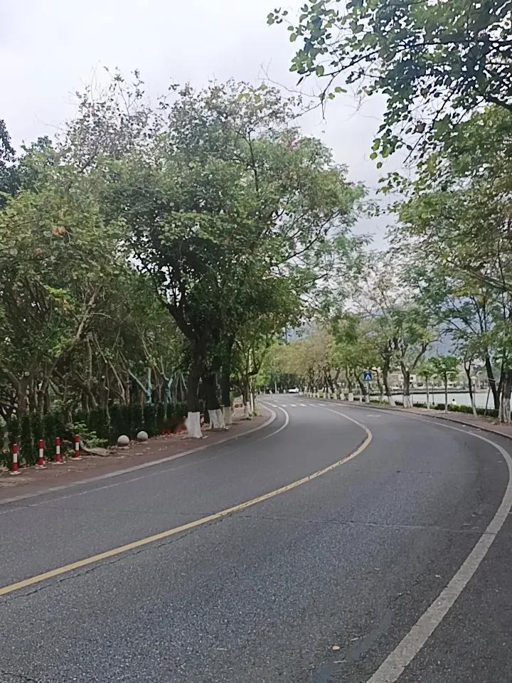 你敢相信吗？
这里就是七星岩风景区啊