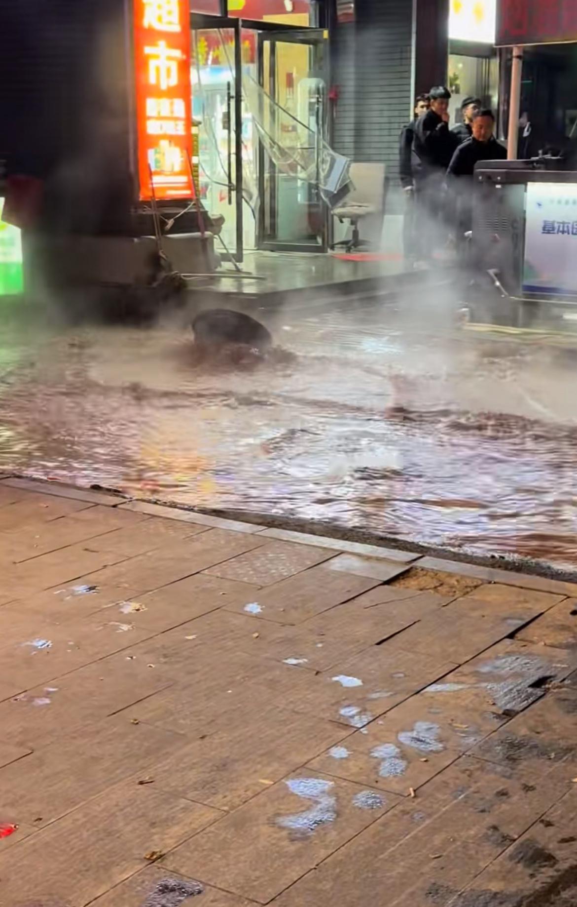 暖气跑水！石家庄休门街水流成河，俨然成了露天温泉！

昨天，石家庄全市正式开始集