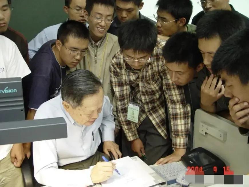 21 世纪杨振宁将清华薪资，诺贝尔奖金捐献出来，看到金额，才知道多伟大，那么，杨
