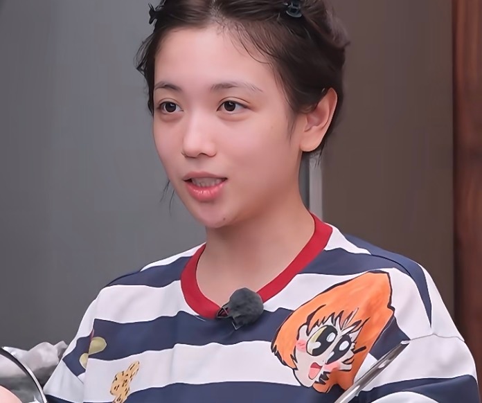 张家齐代露娃都把工资卡上交父母张家齐看到代露娃工资卡给妈妈的反应两个优秀女孩，都