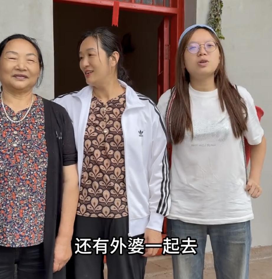 谢浩男大妹四川话说的真溜啊
6月22日许健华发视频，她还在四川老家陪妈妈，谢炜琳