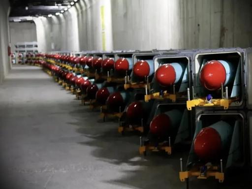 4 月 19 日，伊朗伊斯兰革命卫队空天军司令穆萨维发布视频，公开展示了大批导弹