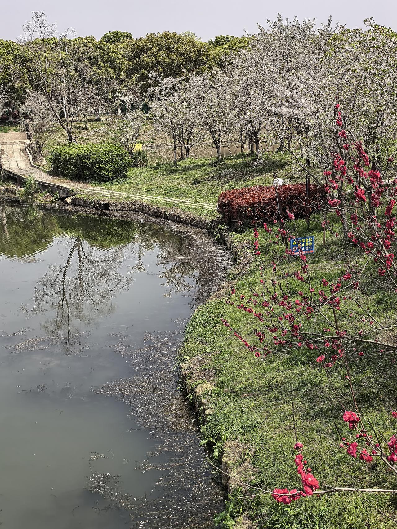 浜、泾、溏：江南水乡的水脉印记。

浜、泾、溏，是江南水乡极具代表性的水系用字，