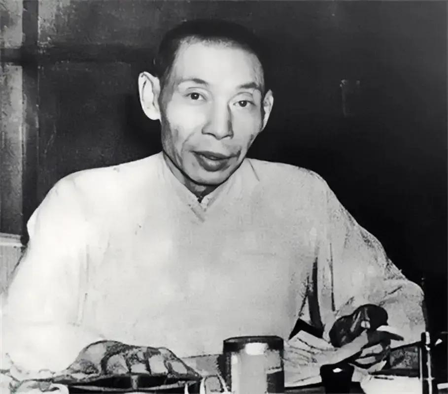 那天，孟小冬正睡的香，翻身时突然看到一个老男人躺在自己身边，还呲牙咧嘴地冲她笑。
