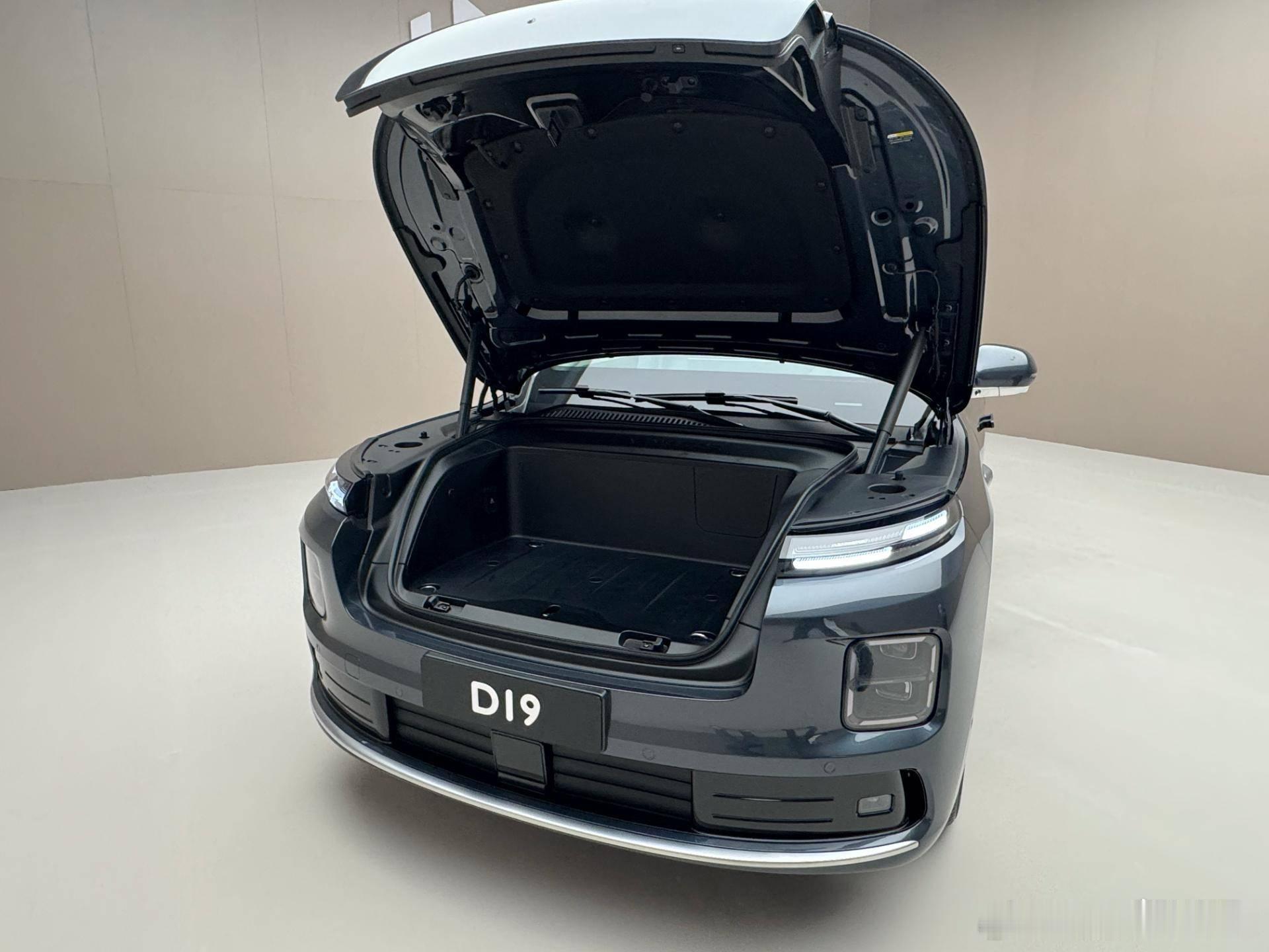 零跑 D19 的空间扩展性，超大前备箱和七座二排纯平放倒。超大前备箱里面还有电源
