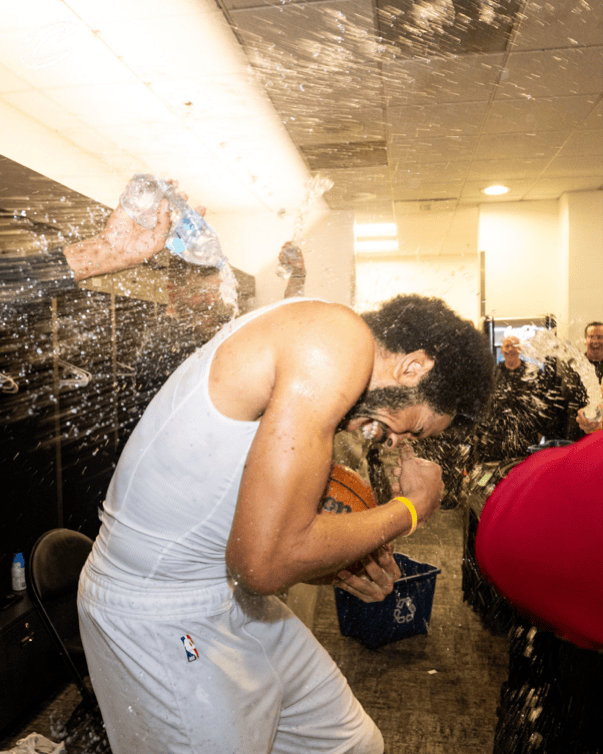 千万不要喝隔夜饮料希望庆祝的水不是隔夜的根据数据统计，贾雷特-阿伦今日爆砍40分