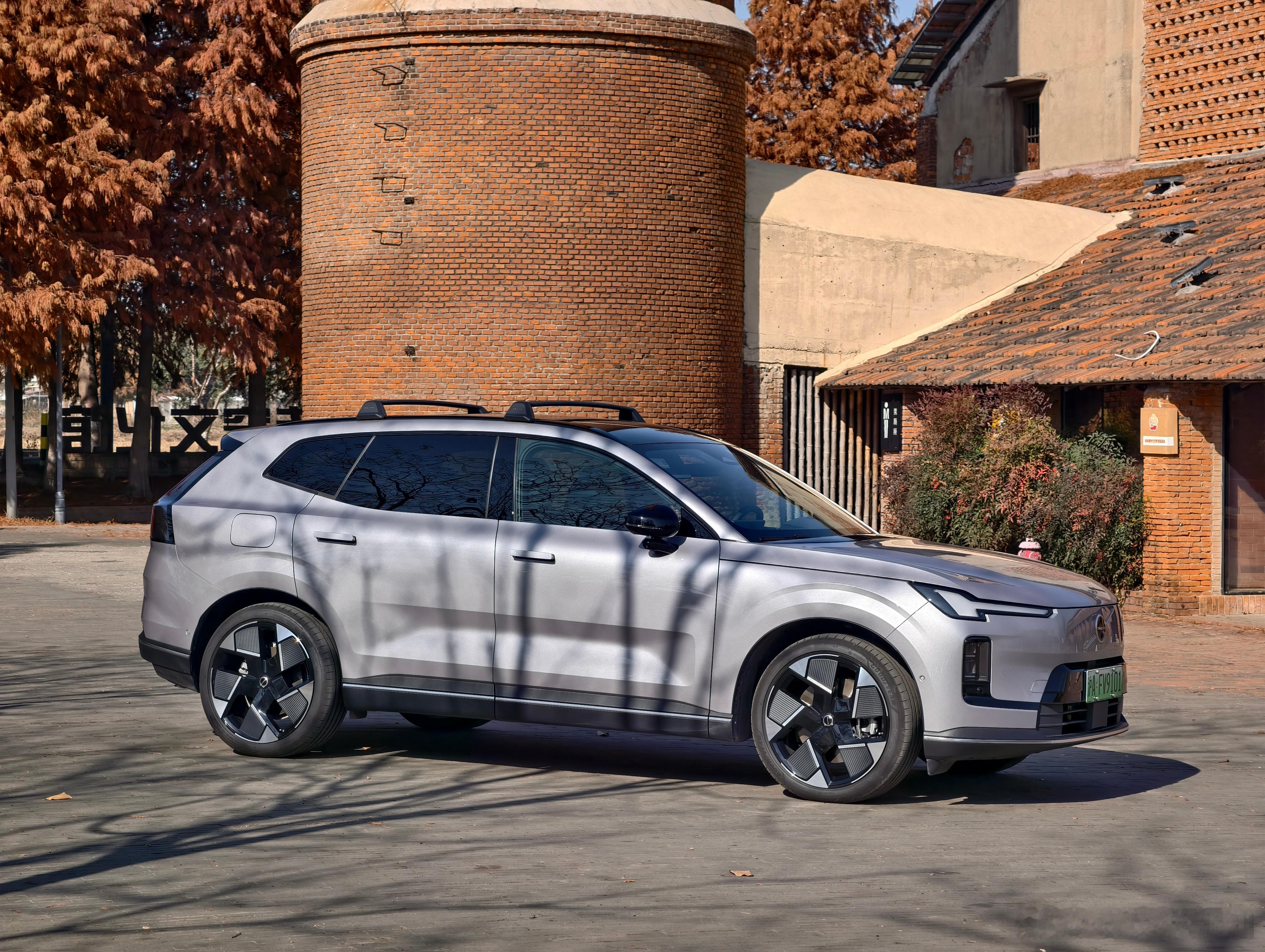 沃尔沃 XC70 太好看了。简约克制的设计，简单干净的美感。上海松江奉贤一带有很