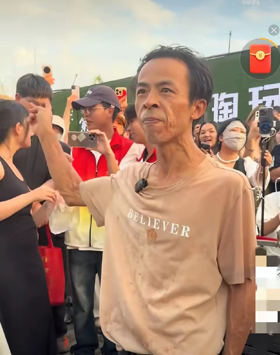 鸡排哥想招机器人帮他炸鸡排外滩大会展示的服务机器人动作流畅，让大家看到科技贴近普