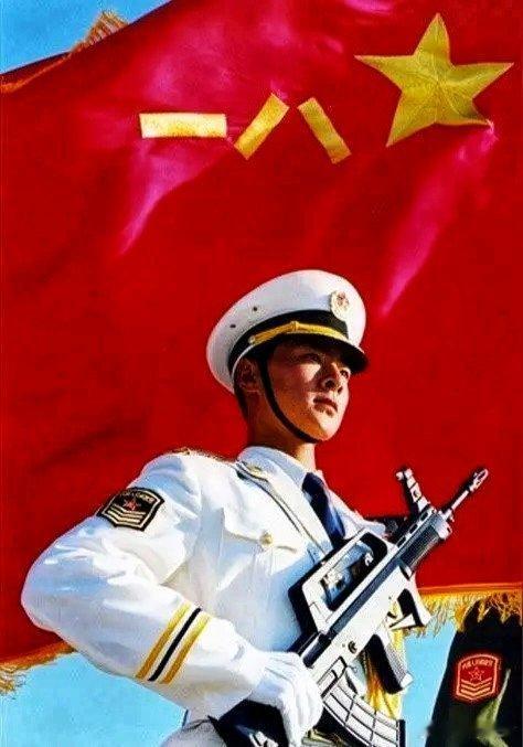 致敬中国军人 中国军人的霸气与帅气，藏在坚毅如炬的目光里，镌刻于挺拔利落的身姿中