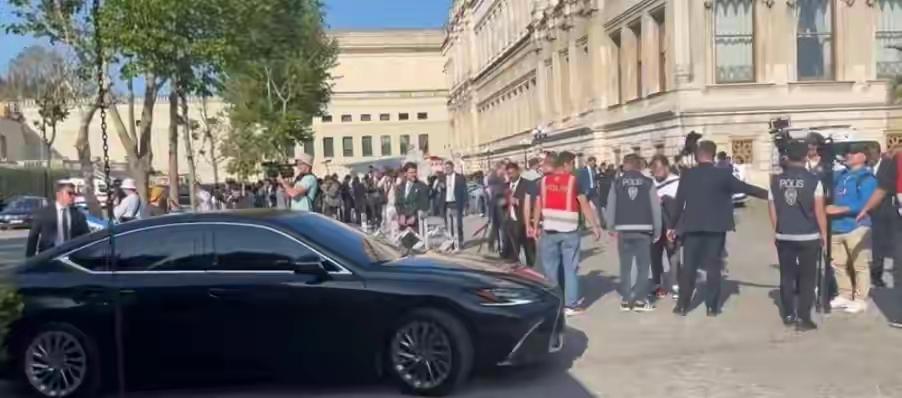 消息人士还透露，不排除俄乌两国领导人于土耳其伊斯坦布尔会面的可能性，不过现在谈论