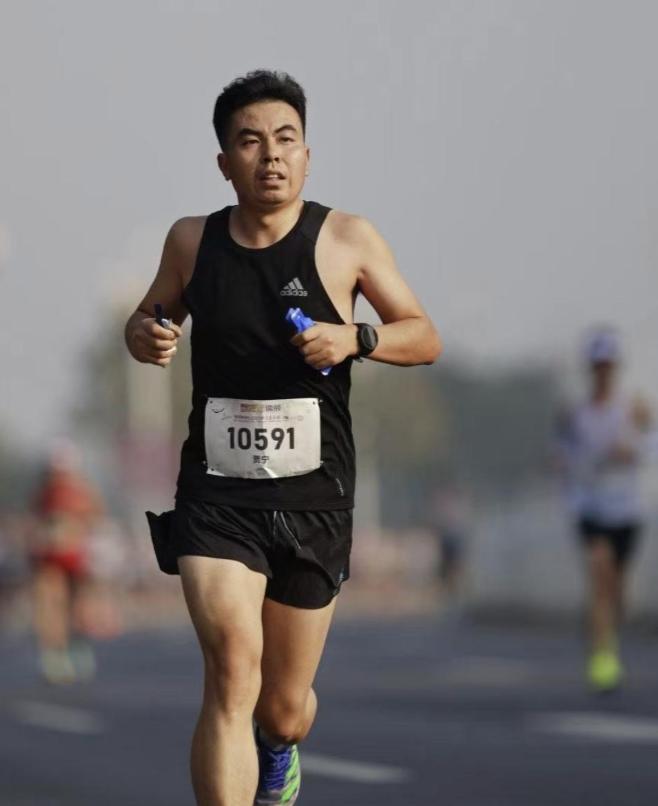 39岁男子放弃舒适出行，跑步1300公里从北京到武汉，这才是生活该有的热血！
