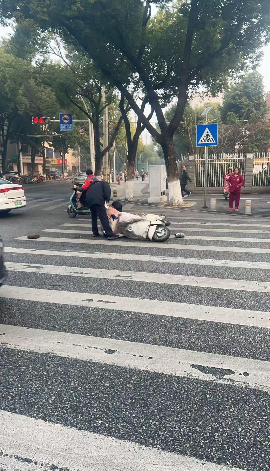 【东西湖吴家山街道执法小哥太暖了！市民摔倒出血，他们秒变 “急救员”】12月18