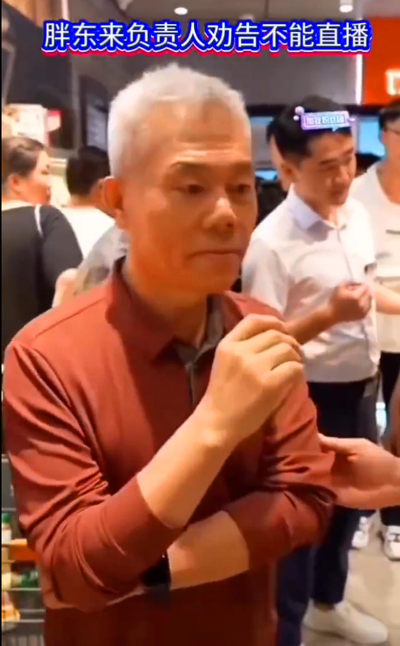 司马南又遭一击！近日，有网友拍下了，知名爱国大V司马南于胖东来超市前面直播的画面