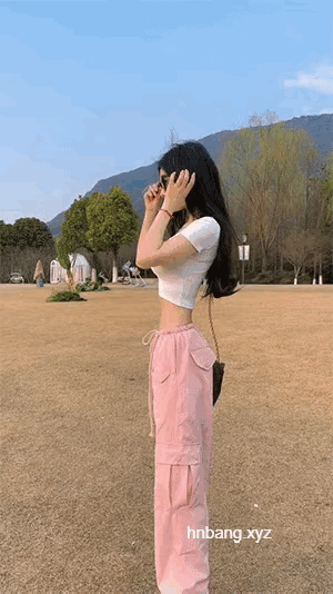 图一：身材比例明显就不对啊，那腰怎么可能会这么细？
图二：猫咪真的很记仇，无时无