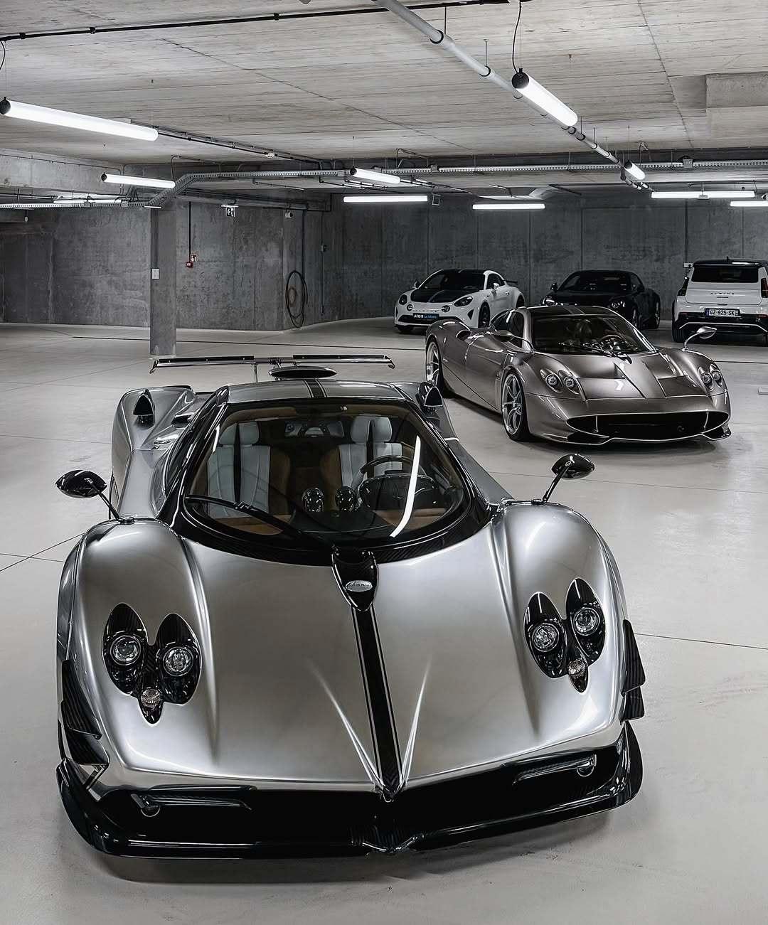 Pagani Huayra CodalungaPagani Zonda HPPa