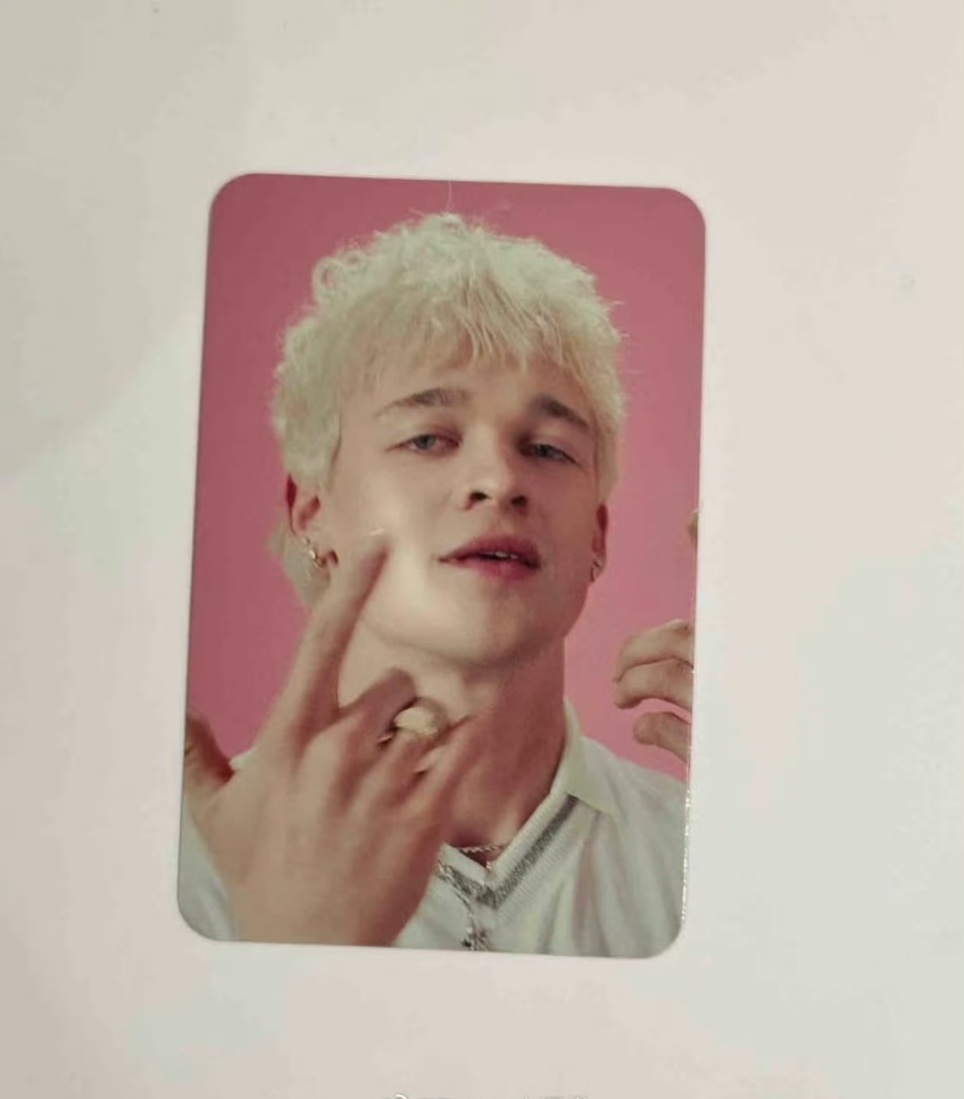 娱乐[超话]SM英国男团出的小卡SM英国男团的小卡 好抽象的小卡 ​​​