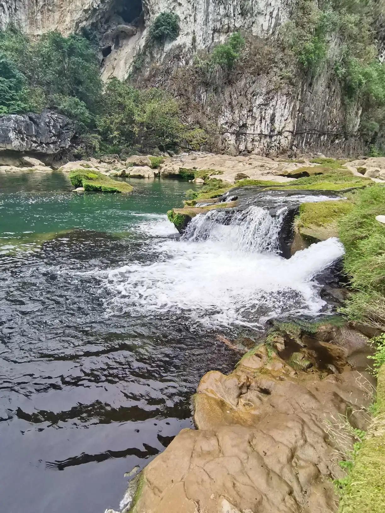 梦
 
梦是夜里悄悄开的门。
一脚踏进去，就到了另一个人间。
 
有时我在梦里赢