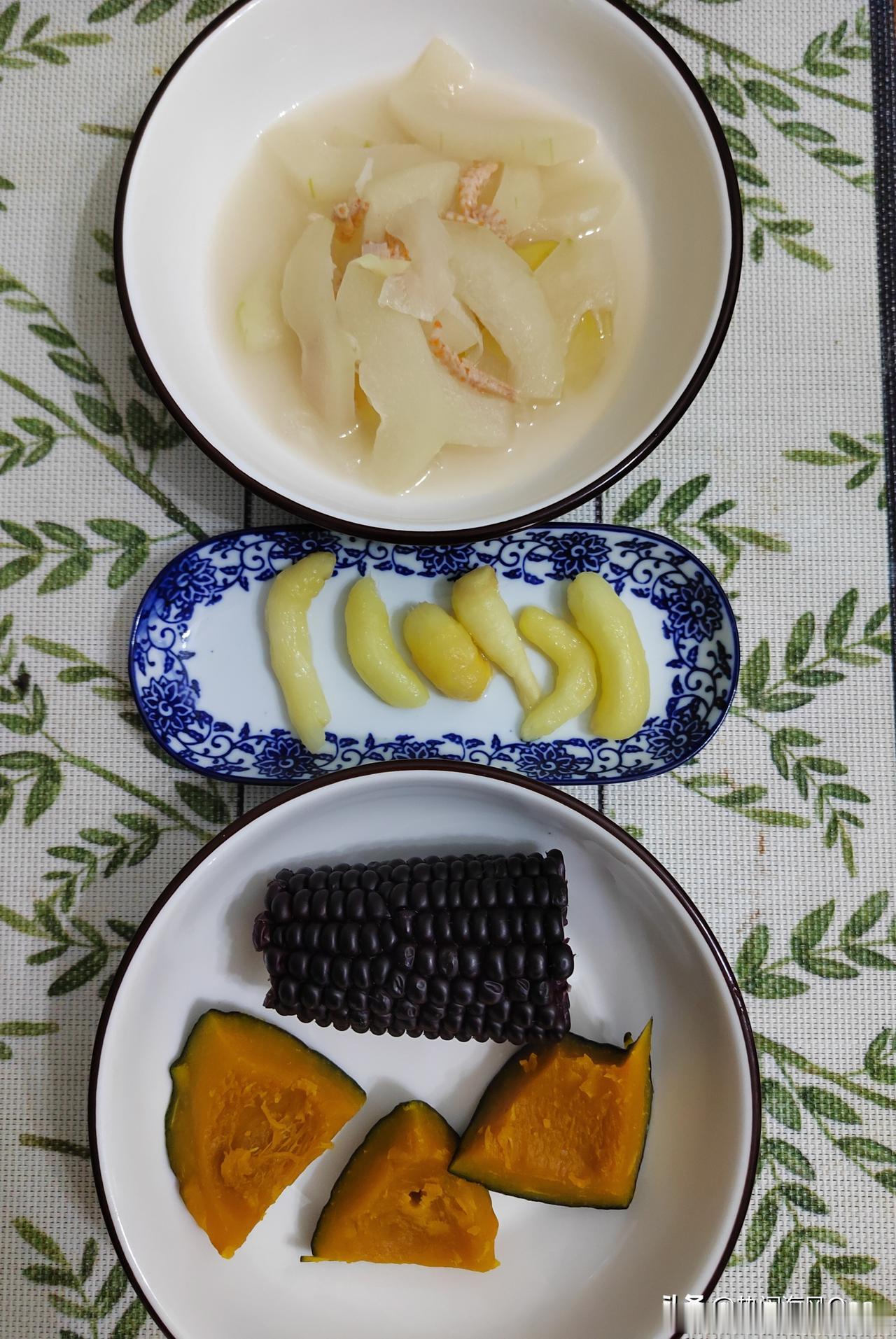 今个儿早餐有点儿晚，外面下着雨，户外活动取消了，早市也不能逛了，所以我就不着急吃