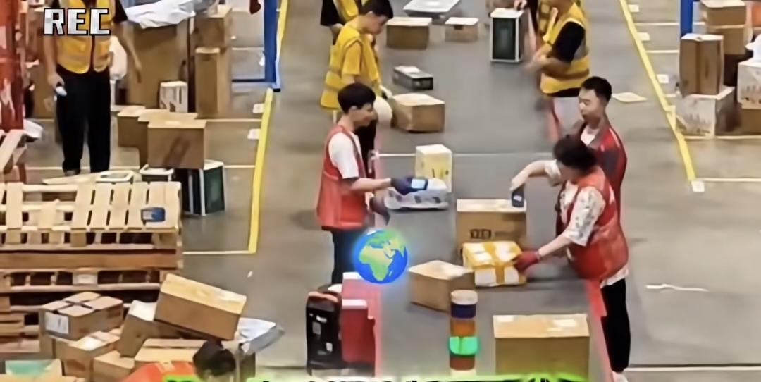 京东这次巴黎仓库的事儿越来越让人看不懂。
这边刚说平安夜前仓库被洗劫，5万台手机