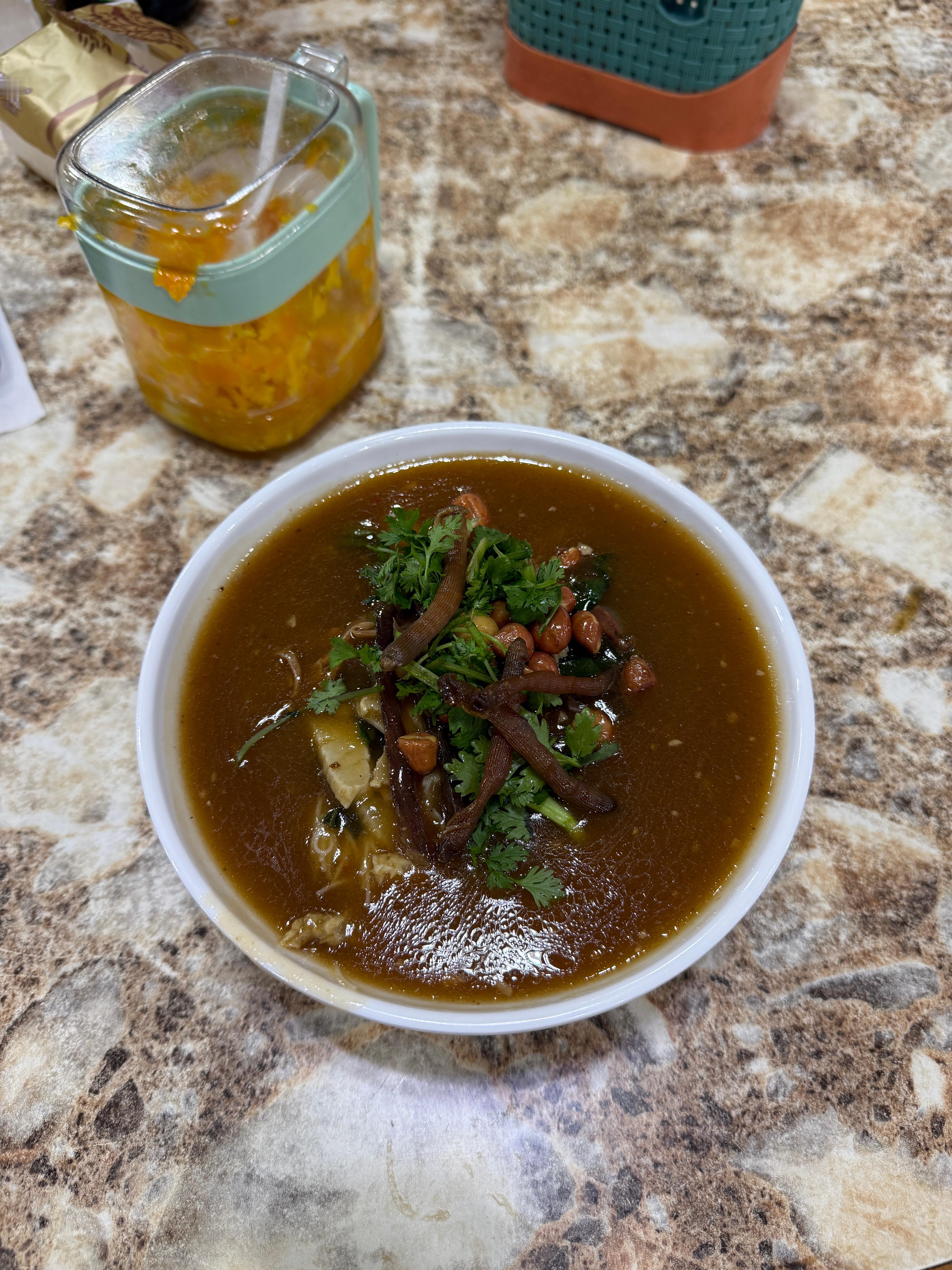 又到了夜生活夜宵专场～今天来一份陵水沙虫酸粉