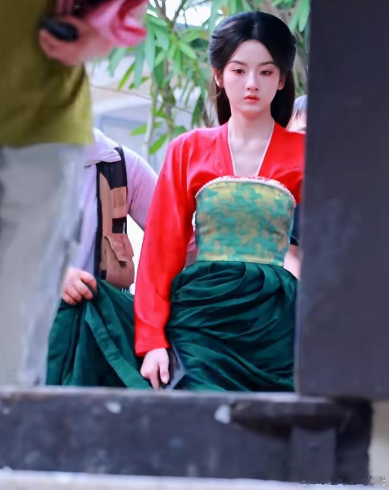 宋祖儿这束胸看着有点瘆得慌！和头都快一样宽了。 