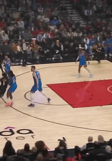 谢伊·吉尔杰斯-亚历山大并非那么无敌，防守也经常心不在焉的松懈。这球也是赤裸裸的