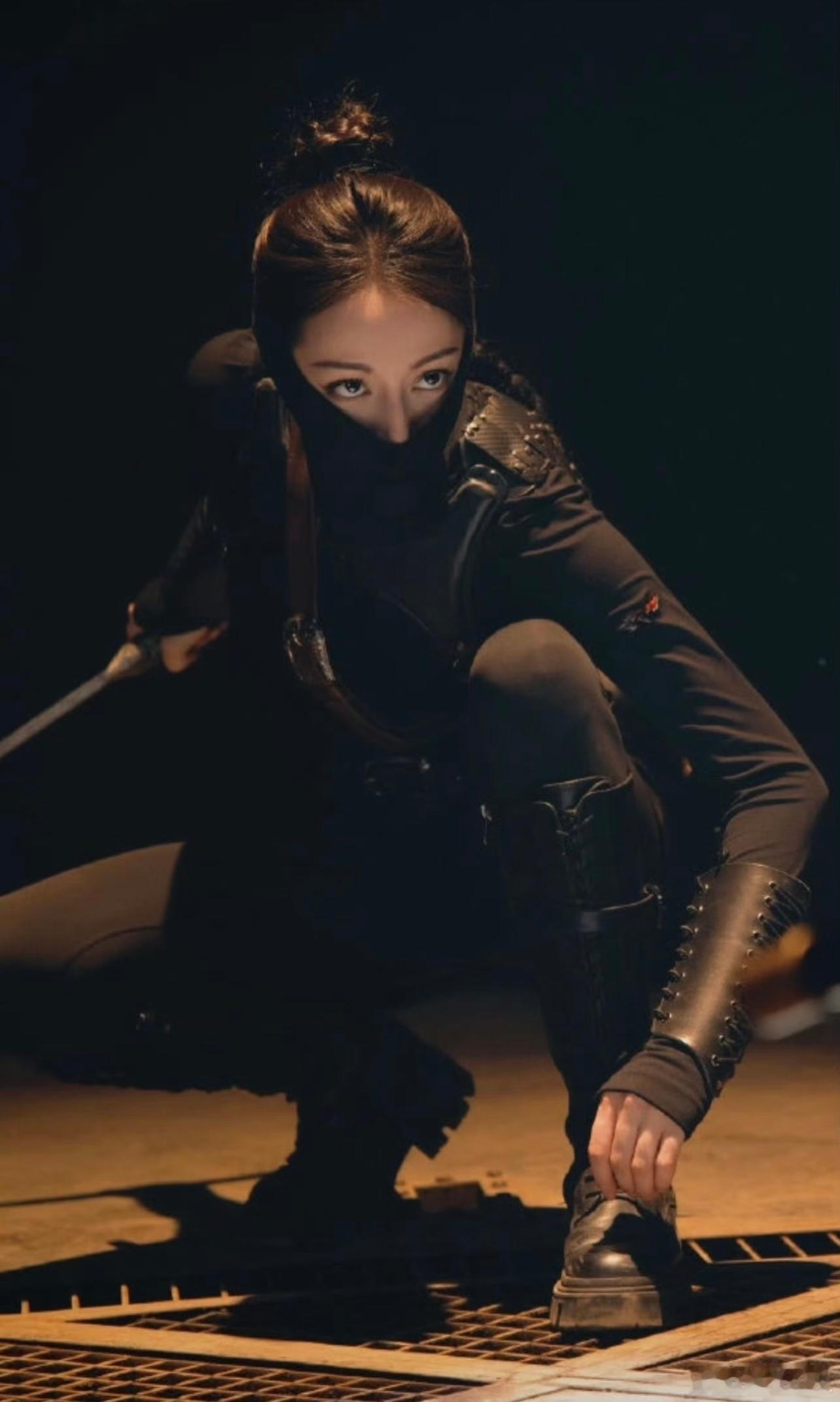 聂九罗抢蚂蚱口水巾，迪丽热巴给蚂蚱定制宝石款口水巾。迪丽热巴你就宠它吧