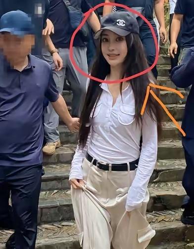 总感觉杨颖不对劲，她明明都37岁了，腰腹赘肉，胸部下垂，体态发福，这些都没有，而