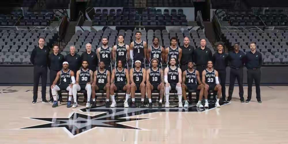 圣诞大战马刺130-110击溃雷霆，完成赛季双杀并豪取七连胜。球队末节轰出39-