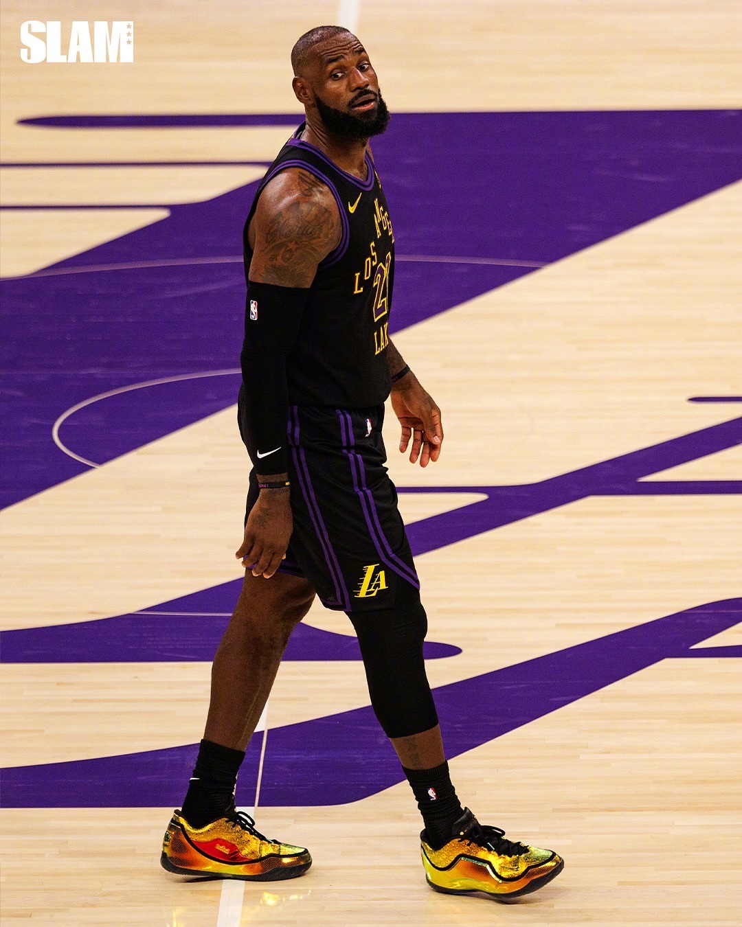 23个赛季，历史第一人，分享一波詹姆斯本赛季第一场比赛图 