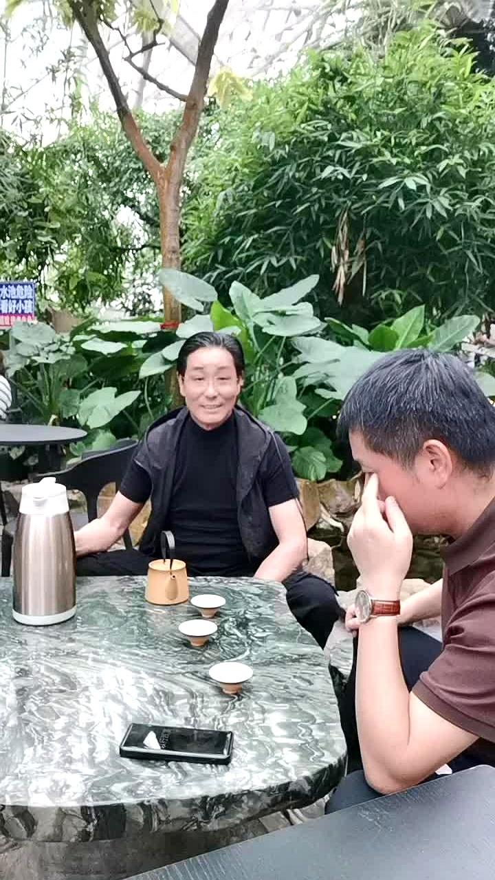 有些家里人一直传这个小方法，说是挺管用。
家里不管厕所在哪，一定备一杯白醋，倒进