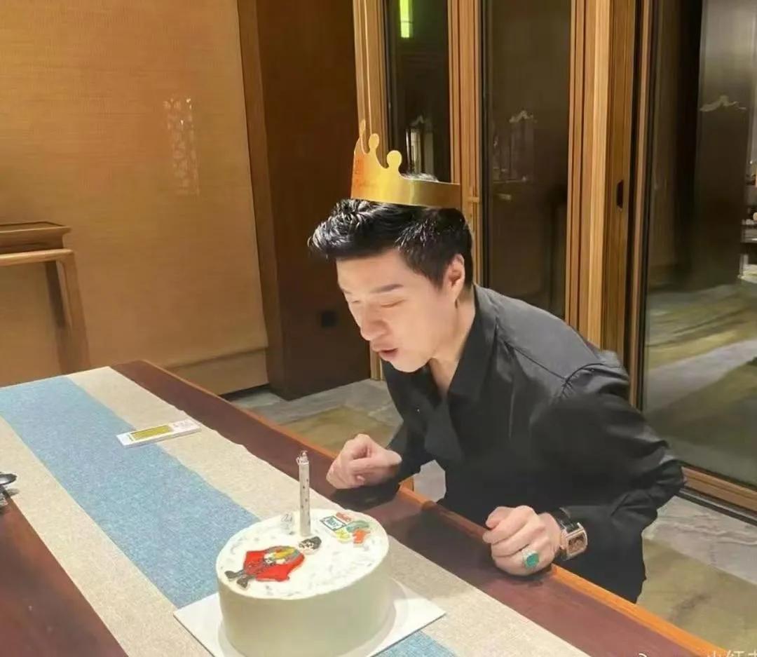 范爸爸73岁庆生照曝光，这状态哪像古稀之年！