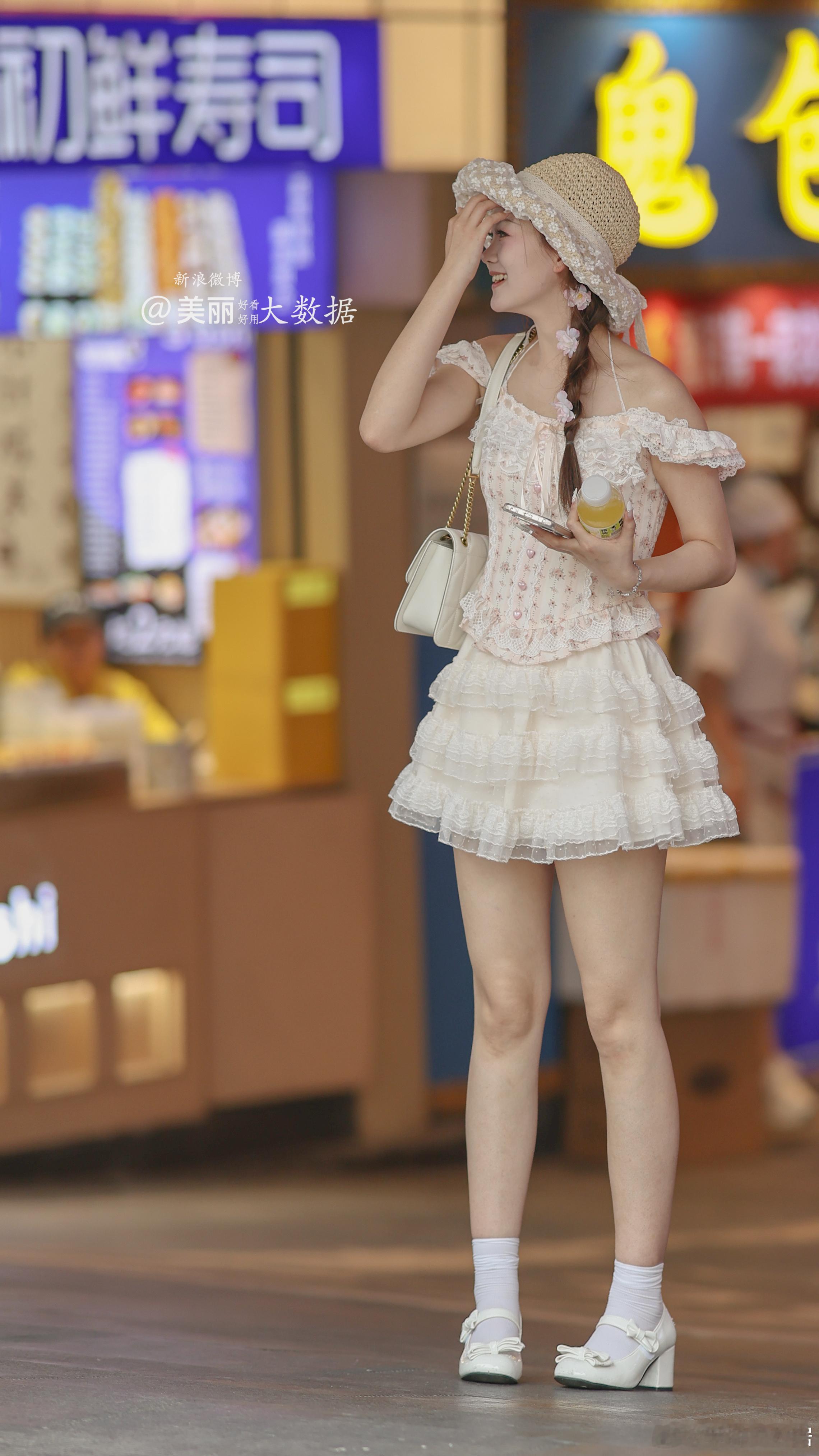 小姐姐有点害羞哦。[嘻嘻] ​​​