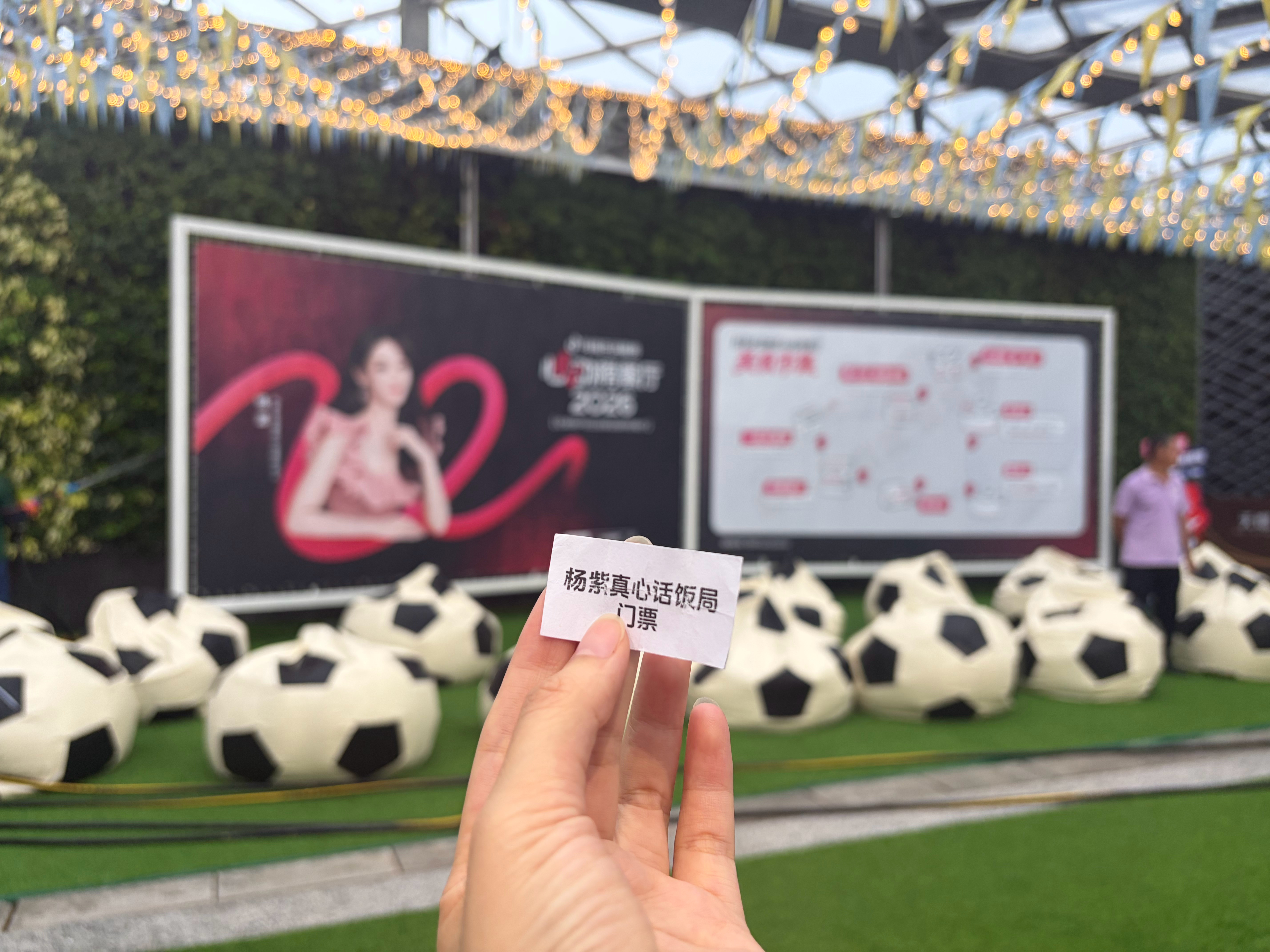杨紫出发广州机场路透老婆，明天见