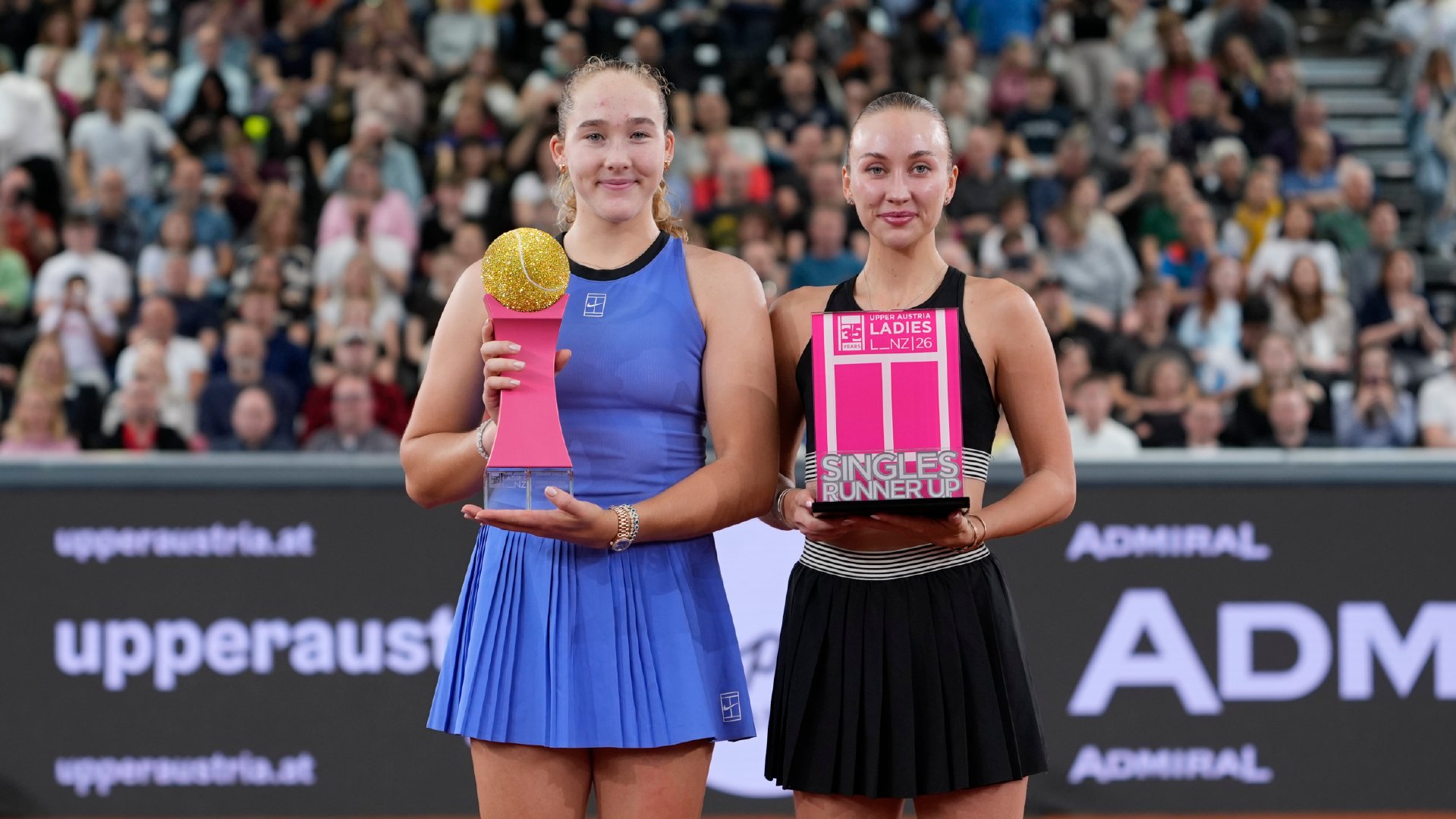 送上新鲜出炉的捧杯图✨再次恭喜米拉·安德列娃斩获今年的第二个500赛冠军👏安德